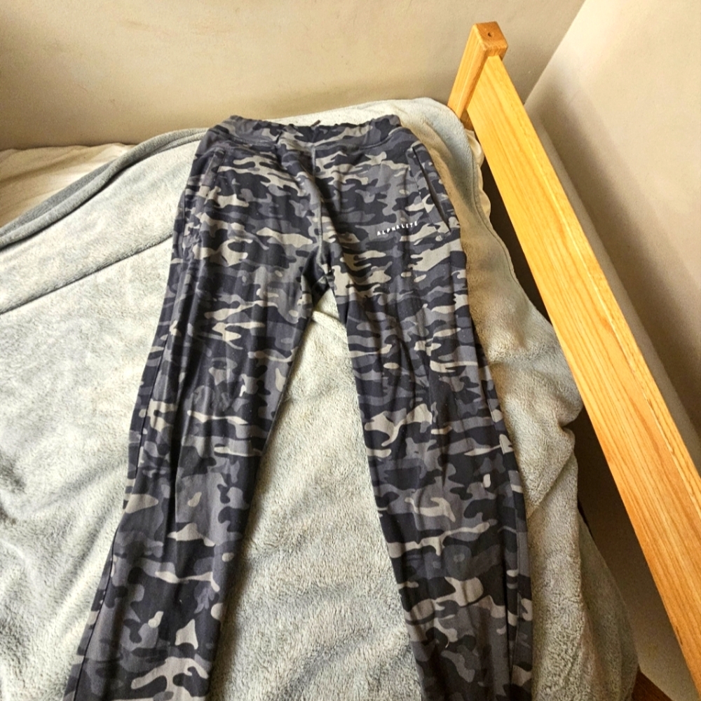 Alphhalete camo joggers large